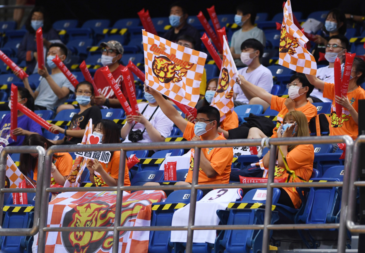 广州队发布备战花絮，转会期回应争议，CBA常规赛任务艰巨，身体对抗强度拉满的简单介绍-Panda Sports